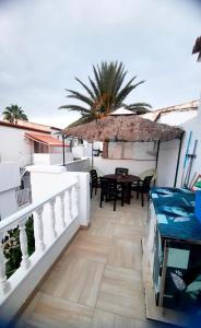 ein Balkon mit Tisch und Stühlen auf einem Gebäude in der Unterkunft casa las olas in Costa Del Silencio + 2 Fotos