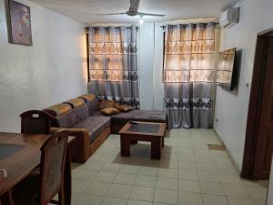 Кът за сядане в Tadagbe Appart Studio2
