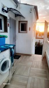 ein Badezimmer mit einem WC auf einem Holzboden in der Unterkunft casa las olas in Costa Del Silencio