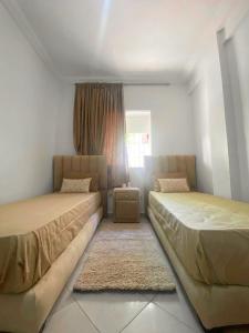 Katil atau katil-katil dalam bilik di Central Agadir Apartment with WiFi Parking and Walkable Location