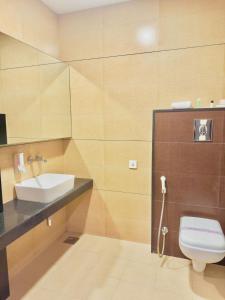 un baño con lavabo e inodoro en Opulent Oasis, en Dharamsala