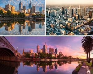 eine Gruppe von vier Bildern einer Stadt in der Unterkunft 904 Lovely Best View Central Cosy Studio Heart CBD in Melbourne