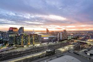 Blick auf eine Stadt mit vielen Gebäuden in der Unterkunft 904 Lovely Best View Central Cosy Studio Heart CBD in Melbourne