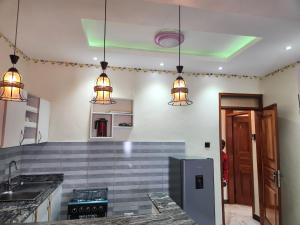 Kuchyň nebo kuchyňský kout v ubytování EQUATOR SUITES -KAMPALA -Ivory Mall -Bunga Gaba Road