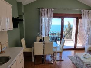 Η κουζίνα ή μικρή κουζίνα στο Villa Perla with Sea View