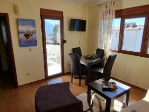 TV a/nebo společenská místnost v ubytování Villa Perla with Sea View