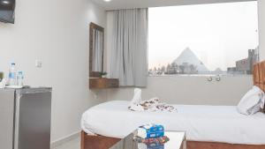 Kama o mga kama sa kuwarto sa Experience Pyramids VIEW
