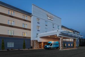 ein Van vor einem Hotel geparkt in der Unterkunft Fairfield by Marriott Inn & Suites Uncasville Mohegan Sun Area in Uncasville