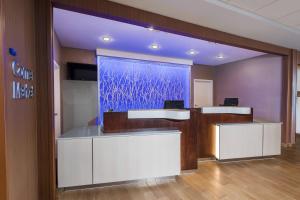 ein Büro mit einer Lobby mit einer blauen Wand in der Unterkunft Fairfield by Marriott Inn & Suites Uncasville Mohegan Sun Area in Uncasville + 19 Fotos