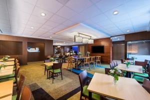 ein Esszimmer mit Tischen und Stühlen in der Unterkunft Fairfield by Marriott Inn & Suites Uncasville Mohegan Sun Area in Uncasville