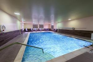 ein großer Swimmingpool in einem Hotelzimmer in der Unterkunft Fairfield by Marriott Inn & Suites Uncasville Mohegan Sun Area in Uncasville