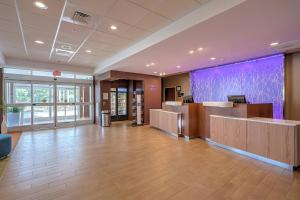 un vestíbulo vacío de un hospital con recepción en Fairfield Inn & Suites by Marriott Greenville, en Greenville 5 fotos más