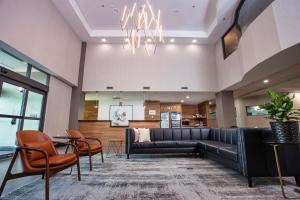 אזור ישיבה ב-Four Points by Sheraton Appleton