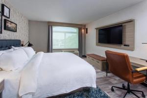 מיטה או מיטות בחדר ב-Four Points by Sheraton Appleton