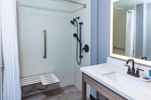 חדר רחצה ב-Four Points by Sheraton Appleton