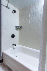 חדר רחצה ב-Four Points by Sheraton Appleton