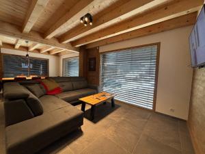un soggiorno con un divano e un tavolo di Chalets, Les Crozats a Montriond