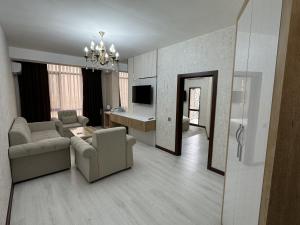 Aram Hotel的电视和/或娱乐中心