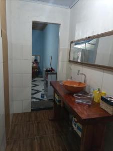 Ένα μπάνιο στο Casa confortável - 15min da praia