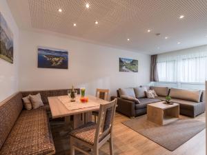 Posezení v ubytování Ferienwohnanlage Oberaudorf F3 mit Hallenbad und Sauna