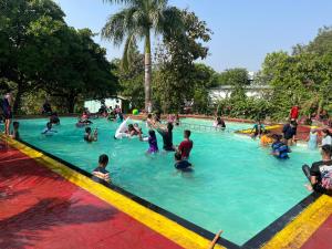 Piscina de la sau aproape de RK'S Resort Karjat