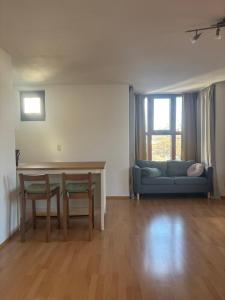 慕尼黑Studio-Apartment的带沙发、桌子和椅子的客厅
