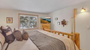 un dormitorio con una cama y una ventana en Vine Maple - Unit 30, en Sunriver 77 fotos más