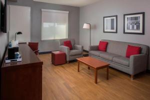Posezení v ubytování Four Points by Sheraton Houston Hobby Airport