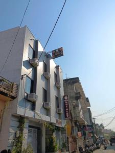 Kejiranan di persekitaran atau kejiranan dekat dengan hotel