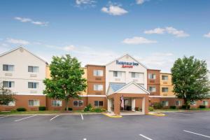 una representación de la parte delantera de un hotel con aparcamiento en Fairfield Inn Middletown Monroe, en Middletown