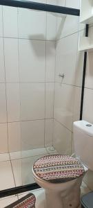 un bagno con wc e doccia di casa por temporada pontal da barra a Maceió