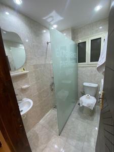 Bathroom sa Experience Pyramids VIEW