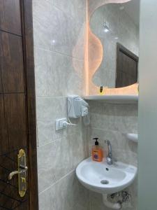 Bathroom sa Experience Pyramids VIEW