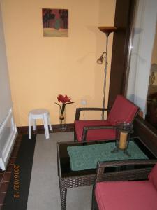 sala de estar con 2 sillas y mesa en Ferienwohnung "Isidora", en Villach