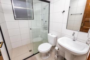 ห้องน้ำของ A1-CantoForte - 400 metrosPraia - ARCond - Wifi - Ideal para Família