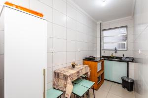 ครัวหรือมุมครัวของ A1-CantoForte - 400 metrosPraia - ARCond - Wifi - Ideal para Família
