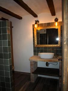 ein Badezimmer mit Waschbecken und Spiegel in der Unterkunft Masía El Refugio in Villafranca del Cid