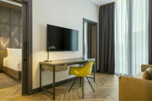 Four Points by Sheraton Budapest Danube的电视和/或娱乐中心