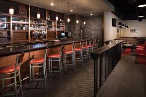 Lounge nebo bar v ubytování Four Points by Sheraton Seattle Airport South