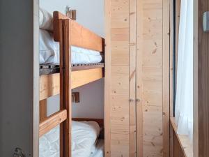 ein Schlafzimmer mit zwei Etagenbetten in einem Zimmer in der Unterkunft Confort 2 pièces La Daille, accès direct pistes - FR-1-518-162 in Val dʼIsère