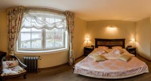 een slaapkamer met een bed en een groot raam bij Argo Trakai in Trakai