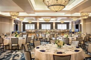 Εστιατόριο ή άλλο μέρος για φαγητό στο Four Points by Sheraton Norwood Conference Center +125 φωτογραφίες