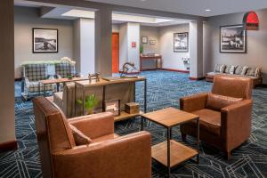 Un vestíbulo con sillas y una sala de espera. en Four Points by Sheraton Boston Logan Airport Revere, en Revere
