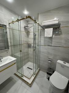 Aram Hotel的一间浴室