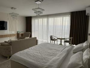 TV a/nebo společenská místnost v ubytování Aram Hotel