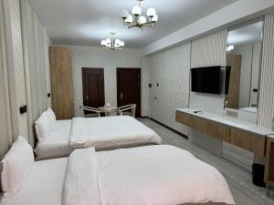 Aram Hotel客房内的一张或多张床位