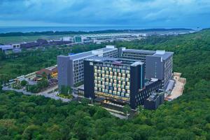 巴厘巴板Four Points by Sheraton Balikpapan的一栋有树木的大楼的俯视图