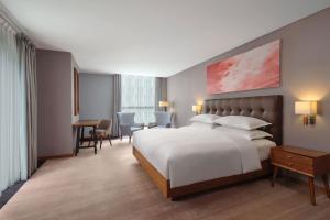 Four Points by Sheraton Balikpapan客房内的一张或多张床位