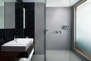 Four Points by Sheraton Balikpapan的一间浴室