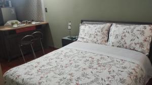 1 dormitorio con 1 cama con manta blanca y roja en Las mil y una noches, en Punta Arenas